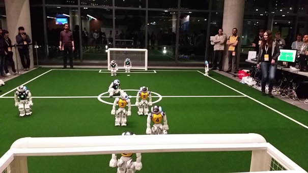 RoboCup - une équipe de NAO joue au soccer