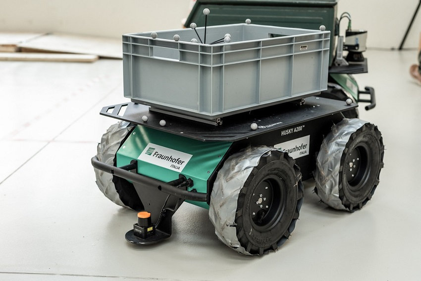 Husky mobile robot used in the ROSBIM research project