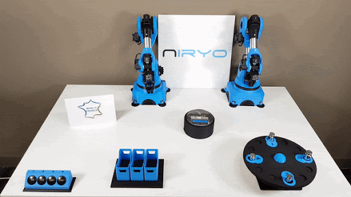 Mithilfe des Roboters Niryo können sich Auszubildende der Deutschen Bahn mit Robotern vertraut machen. 